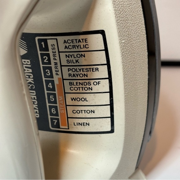 Vintage Black and Decker Light N Easy Steam and Dry Iron Tested Working VTG F383 - Picture 7 of 9